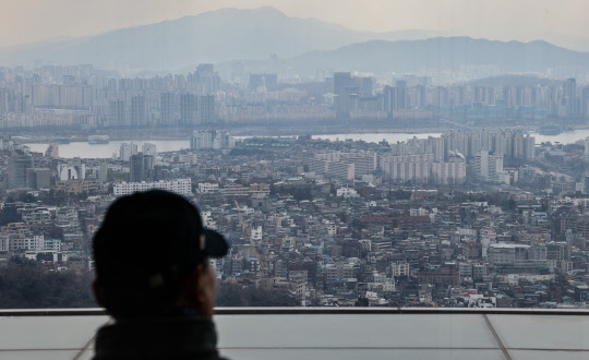 대출 규제·기준금리 인상으로 지난달 대출 수요가 연속 감소한 것으로 나타났다. 서울 남산에서 바라본 시내 아파트 단지 모습. 연합뉴스